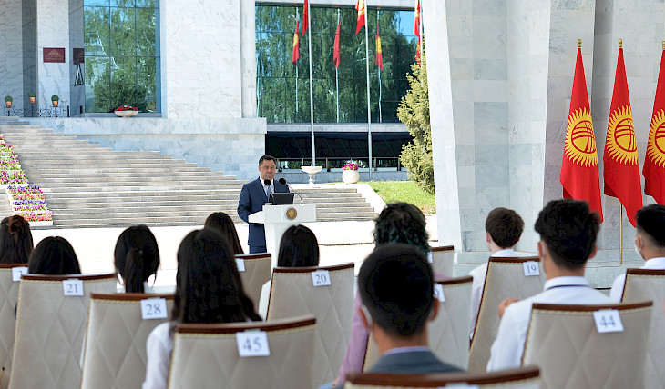  Бишкекте мектеп бүтүрүүчүлөрүнө “Алтын сертификаттарды” тапшыруу аземи өтөт