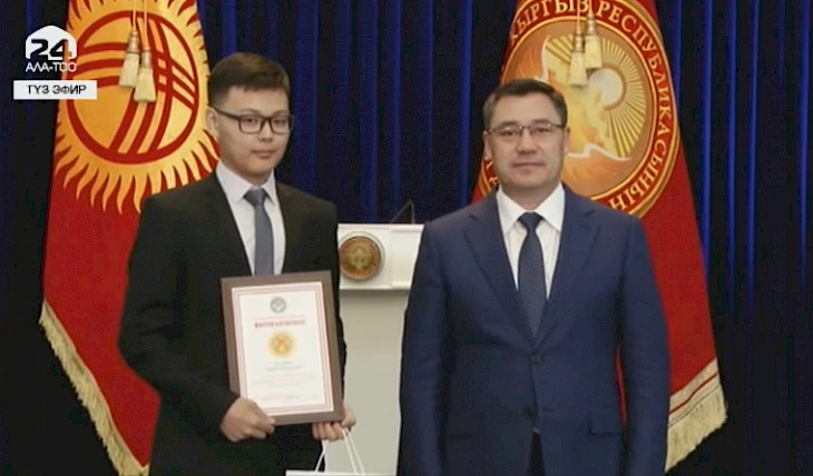  Президент ЖРТдан эң жогорку упай алгандарга «Алтын сертификаттарды» тапшырды