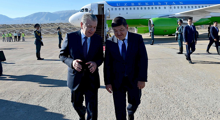  Өзбекстандын президенти Шавкат Мирзиёев Кыргызстанга учуп келди