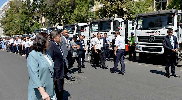  Бишкекте райондордун жана шаарлардын мэрияларына таштанды чыгаруучу техникалар тапшырылды