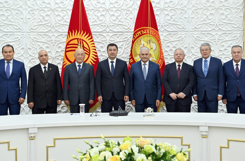  Садыр Жапаров встретился со старейшинами Организации тюркских государств