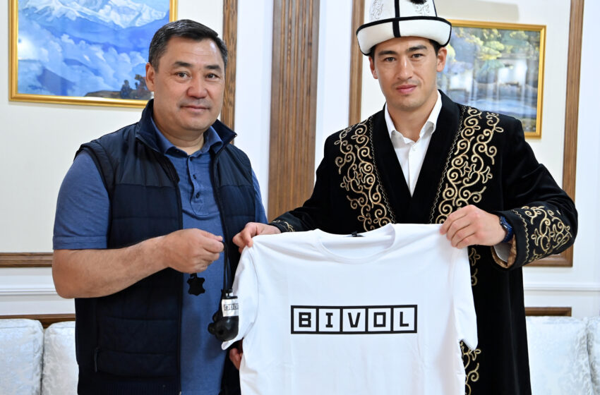  Садыр Жапаров встретился с чемпионом мира по боксу по версии WBA Дмитрием Биволом