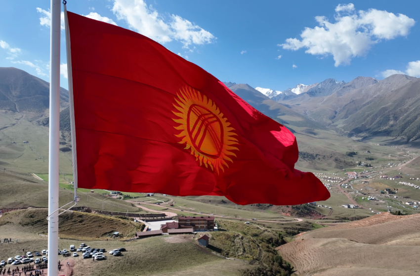  Президент Эгемендүүлүк күнү жана Байтик Баатырдын 200 жылдыгынын салтанатында Кыргызстандын туусун көтөрдү