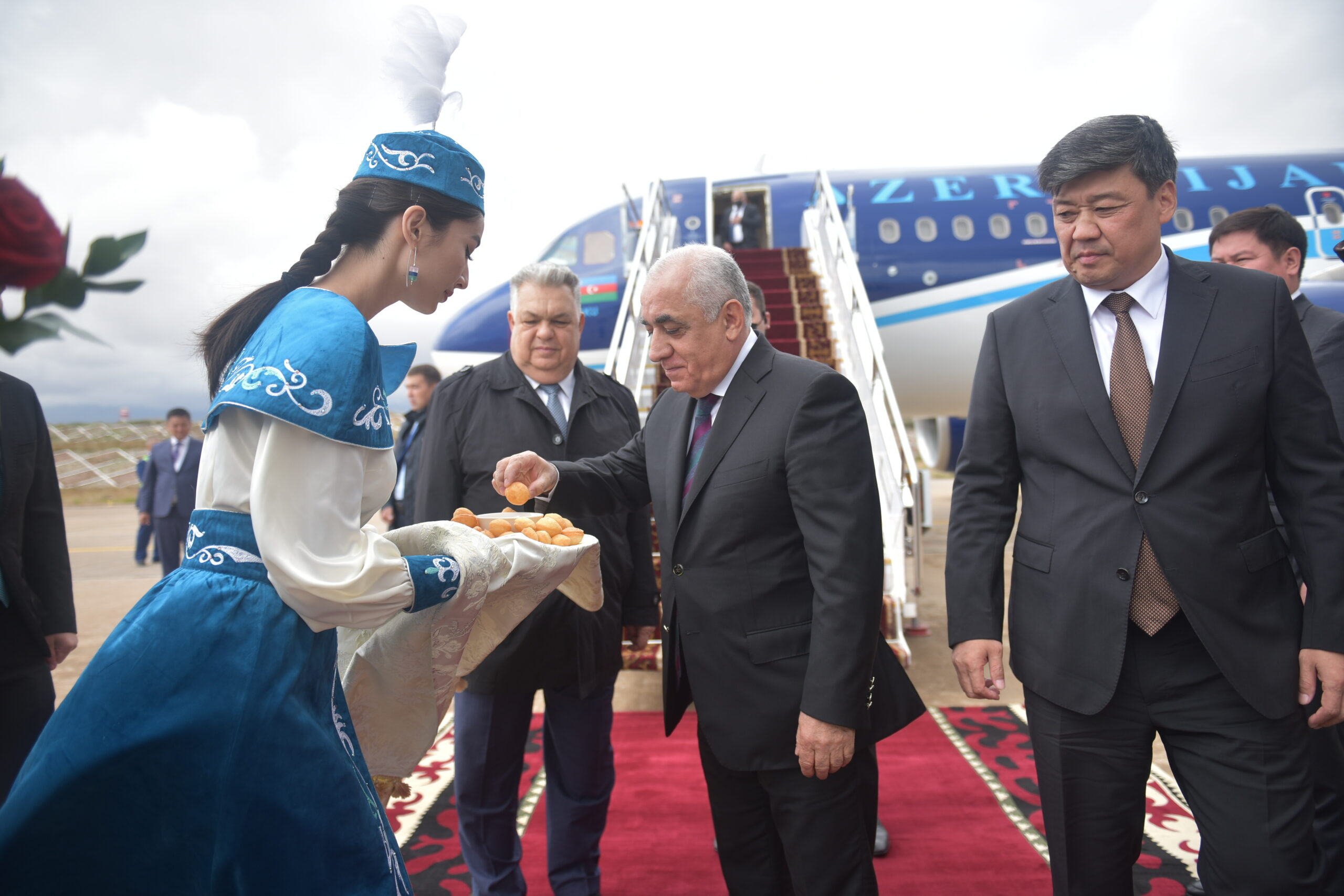  Кыргызстанга Азербайжандын премьер-министри Али Асадов келди