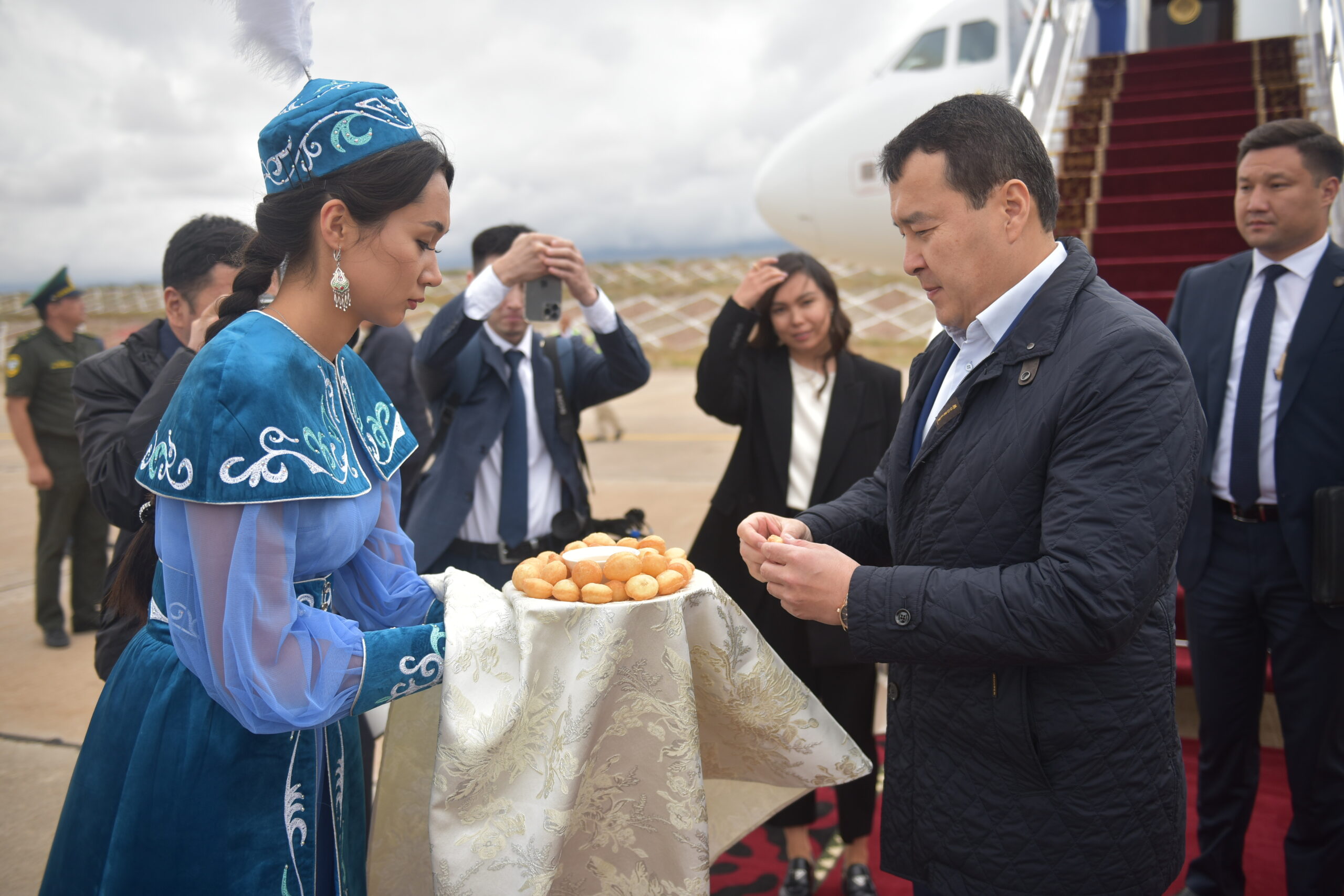  Кыргызстанга Казакстандын премьер-министри Алихан Смаилов келди