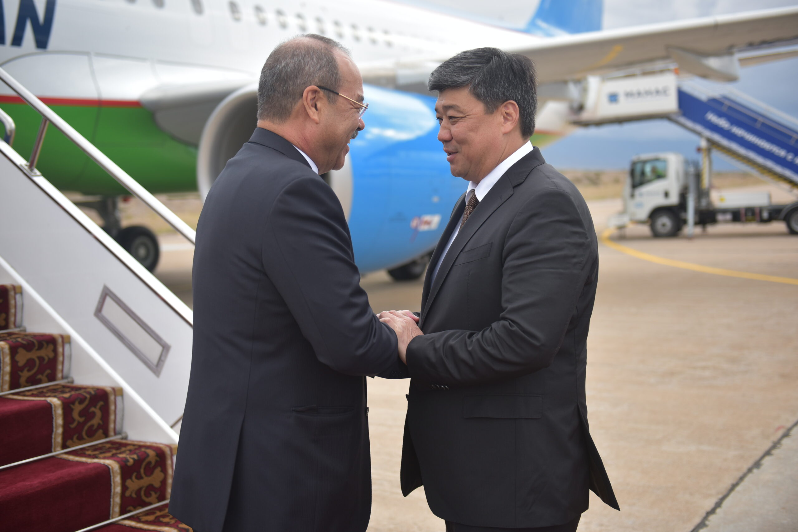  В Кыргызстан прибыл премьер-министр Узбекистана Абдулла Арипов