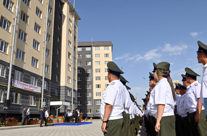  Садыр Жапаров вручил ключи от новых квартир сотрудникам органов нацбезопасности