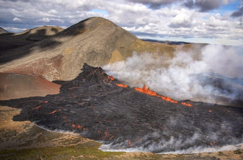 Исландияда Фаградальсфьядль жанар тоосу атыла баштады