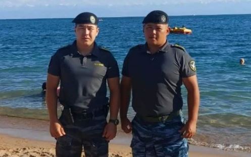  На Иссык-Куле милиционеры спасли тонувших сестер