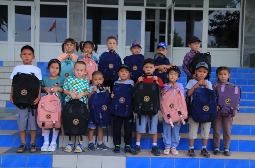  Детям спасателей подарили школьные рюкзаки с эмблемой МЧС Кыргызстана