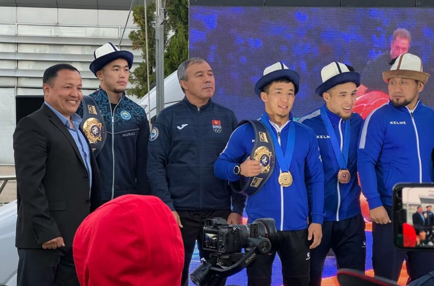  В Бишкек прилетели кыргызские борцы-победители ЧМ по борьбе