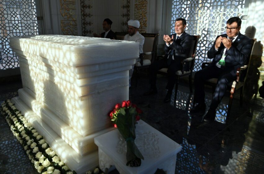  Садыр Жапаров почтил память первого президента Узбекистана Ислама Каримова