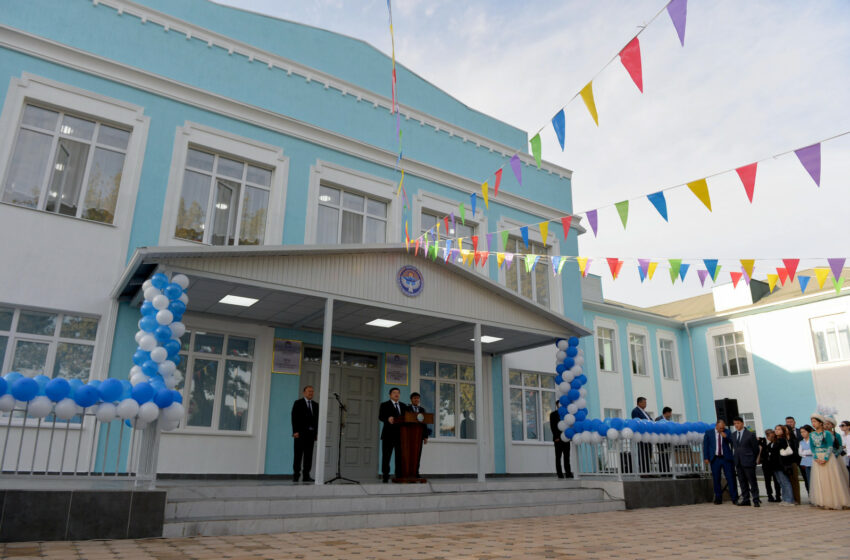 Акылбек Жапаров принял участие в церемонии открытия школы №76 в Бишкеке