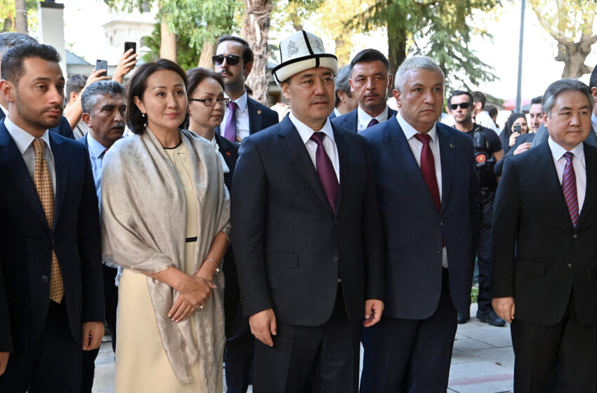  Президент посетил мемориал «Осман гази и Орхан гази турбеси» в Бурсе