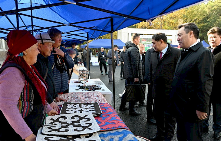  Президент Бишкек шаарында өтүп жаткан “АгроТехЭкспо-2022” айылчарба көргөзмөсү жана “Алтын күз” жарманкесине барды