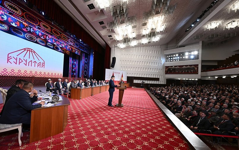  Бишкекте биринчи Элдик курултай аяктап, резолюция кабыл алынды