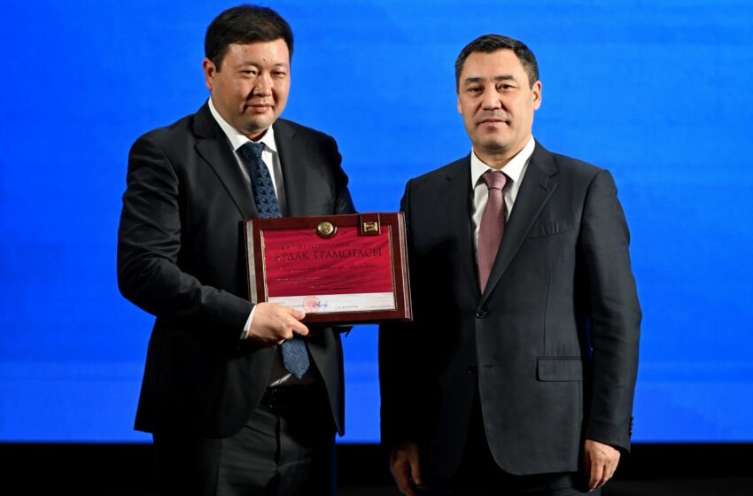  Президент Бишкекте 15 мектеп жана бала бакча курган курулуш компаниялардын өкүлдөрүн сыйлады