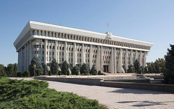  ГКНБ выявил факты незаконного трудоустройства в парламент членов партии «Бутун Кыргызстан»