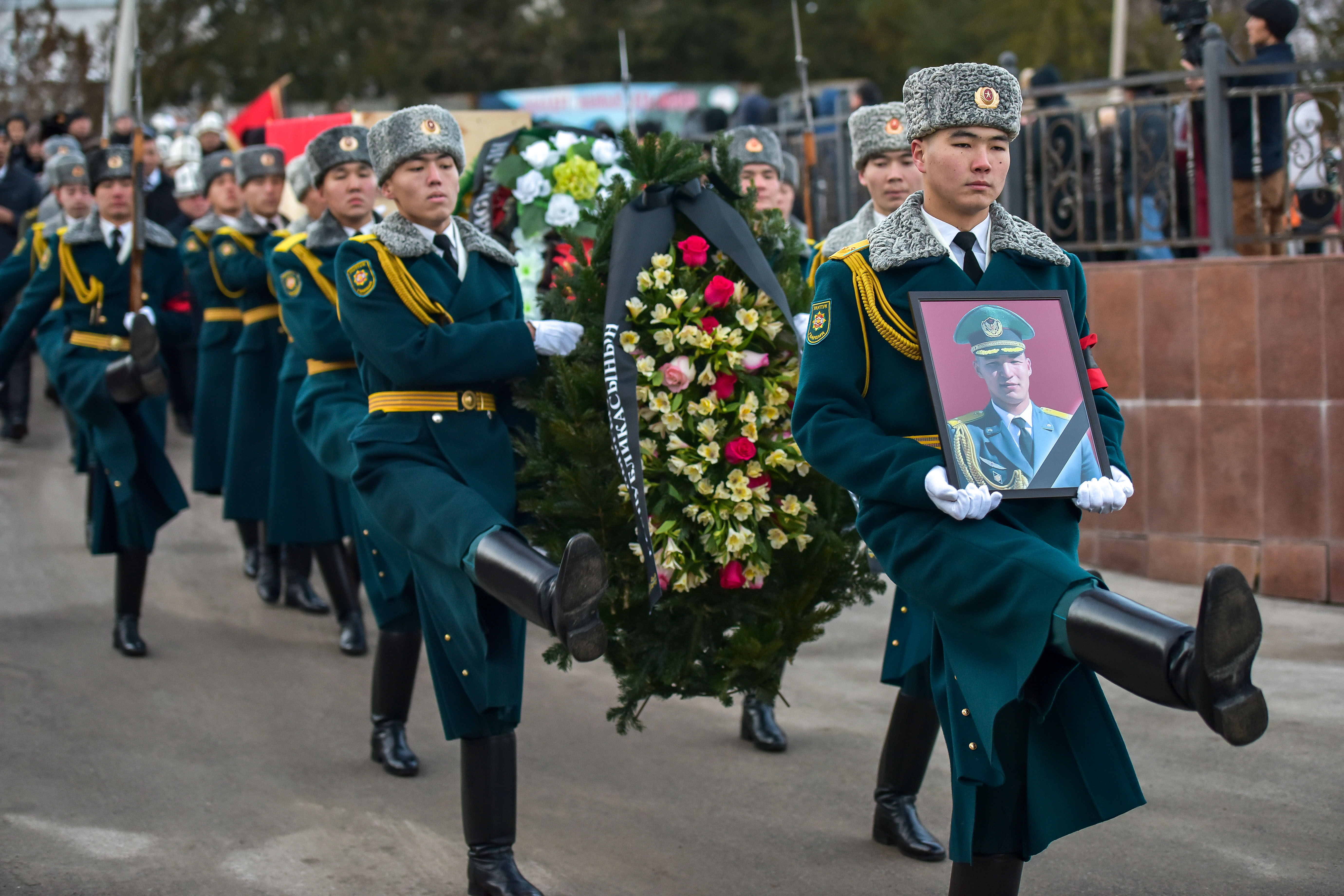  В «Ата-Бейите» состоялись похороны пограничника Дастана Анарбекова, погибшего при защите границы в Баткене