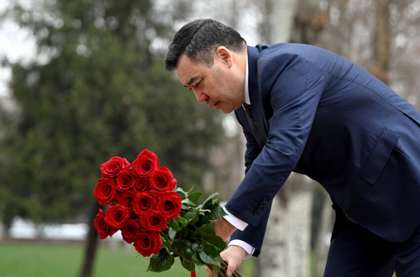  Президент Садыр Жапаров почтил память погибших во время Аксыйских событий