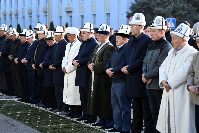  Президент Садыр Жапаров Бишкектеги майрамдык айт намазга катышты