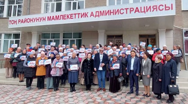  Социалдык контракт: Тоң районунда 61 үй-бүлөгө 100 миң сомдук сертификат тапшырылды