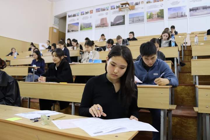  Кыргызстанда 167 окуучу артыкчылык аттестатын алуу укугун тастыктады