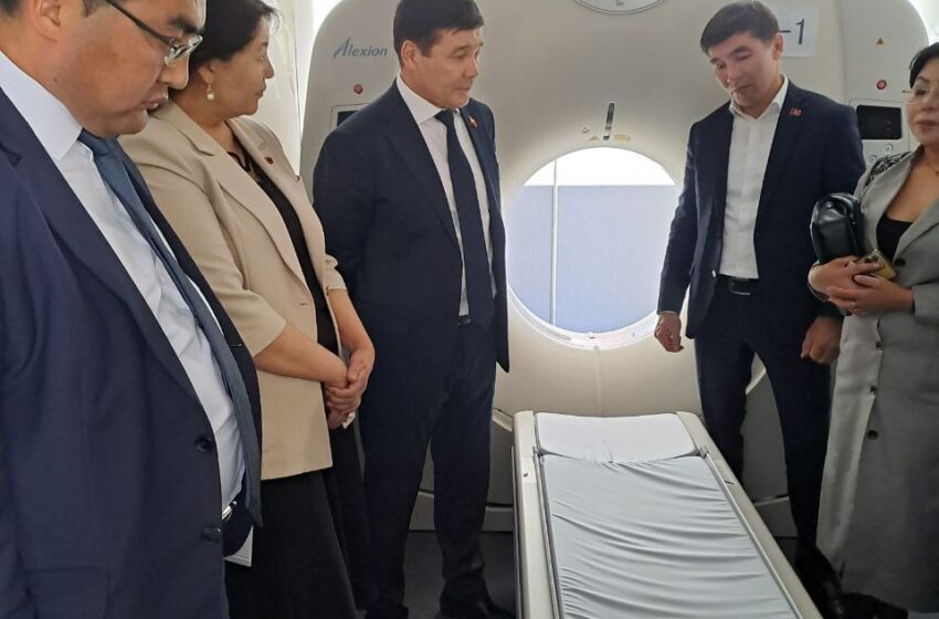  Кыргызстанга Япониядан дарт аныктоочу көчмө томографиялык аппарат келди