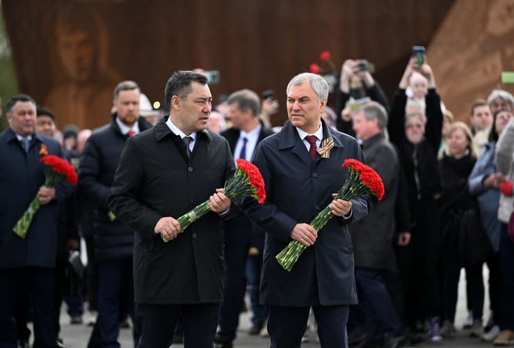  Президент Садыр Жапаров возложил венок к памятнику к Ржевскому мемориалу Советскому солдату
