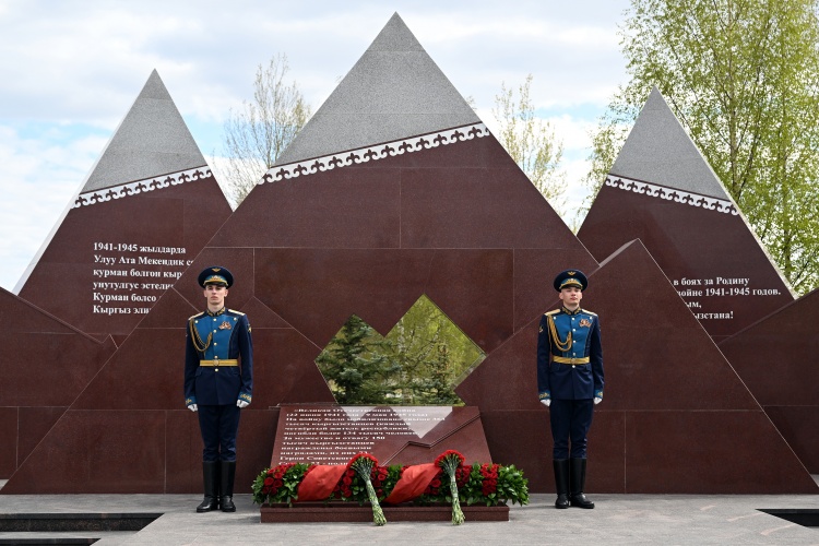  Президент Садыр Жапаров открыл мемориал воинам-кыргызстанцам в городе Ржев