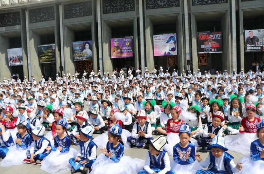  Бишкекте 2,5 миң окуучунун катышуусу менен «Урааным Манас» кароо-сынагы өттү