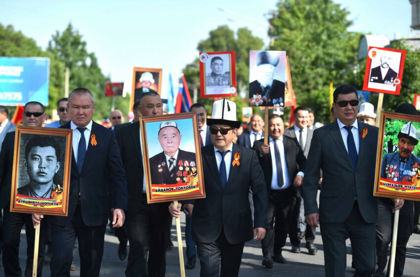  Глава Кабмина Акылбек Жапаров принял участие в акции «Бессмертный полк» в Оше