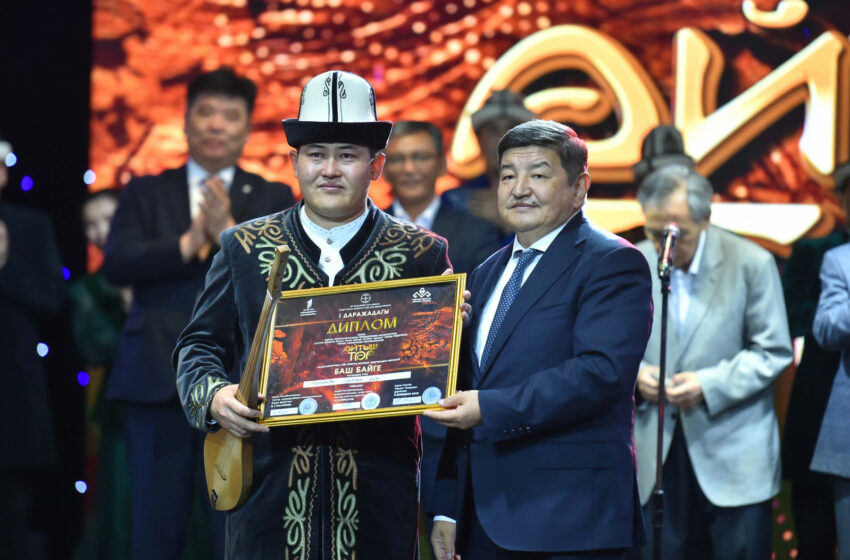  Глава Кабмина Акылбек Жапаров вручил денежные сертификаты победителям Международного телевизионного проекта «Айтыш төр»