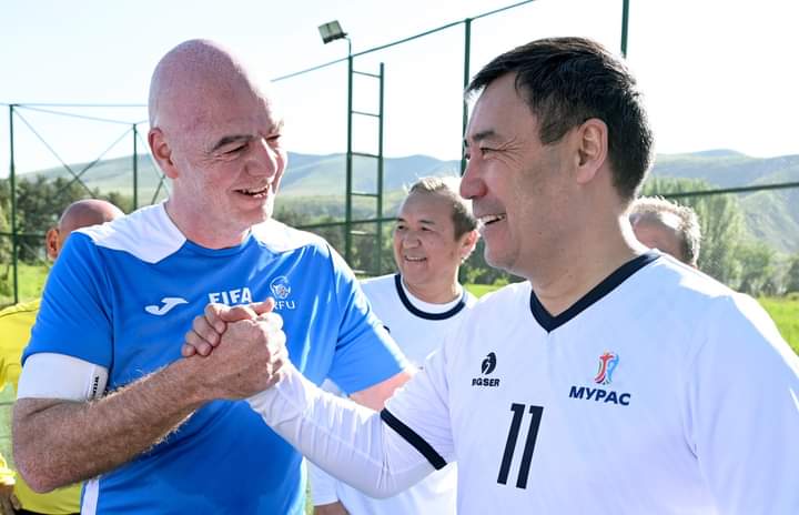  Команды Президента Садыра Жапарова и Президента ФИФА Джанни Инфантино сыграли товарищеский матч 
