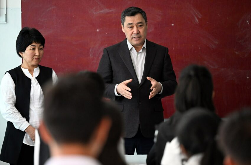  Президент внепланово принял участие в уроке по истории развития религий в одной из школ Бишкека