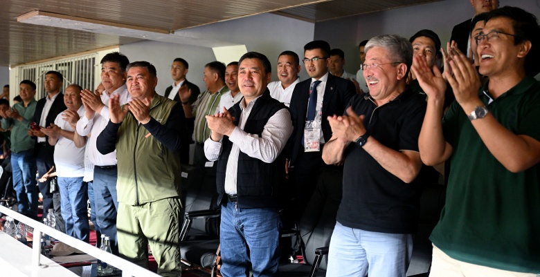  Президент пришел поддержать сборную Кыргызстана по футболу в матче со сборной Афганистана
