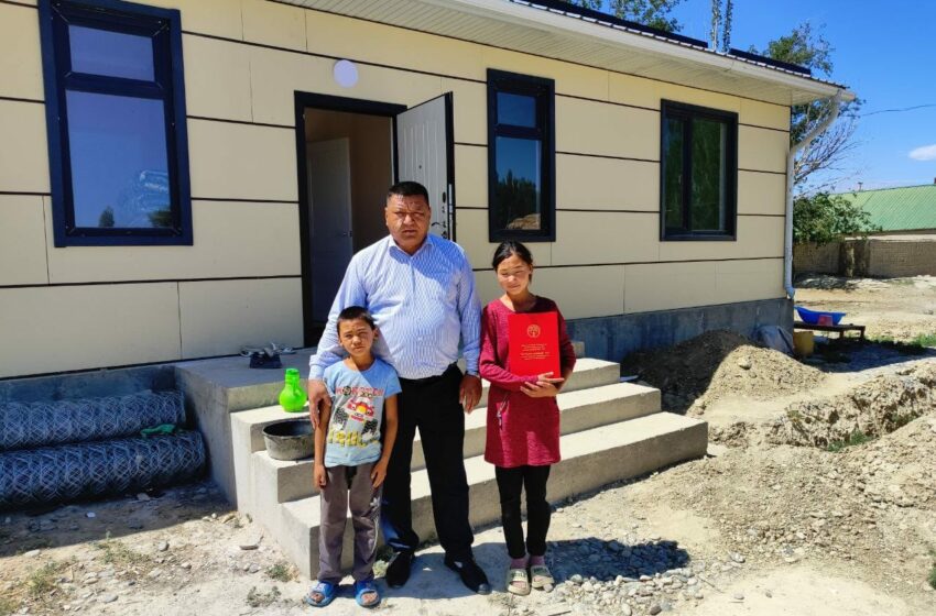  Президент помог матери-героине из села Ак-Тал построить дом