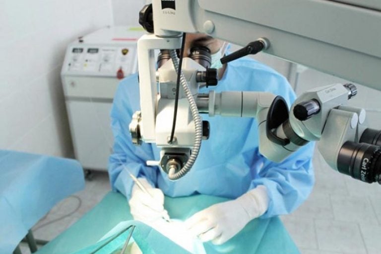 Кытайдан келген офтальмологдор катаракта дартына текшерүү жана операцияларды жасашат