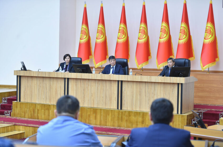  Зампред Кабмина Бакыт Торобаев провел заседание межведкомиссии по проблемам загрязнения воздуха в Бишкеке и Чуйской области