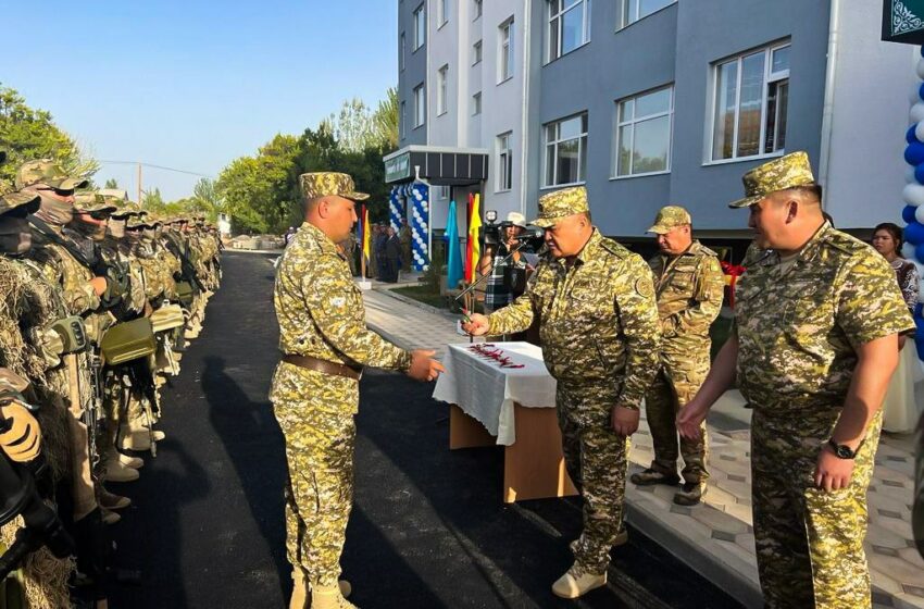  Баткен облусунда чек ара кызматкерлерине жаңы батирлердин ачкычы тапшырылды