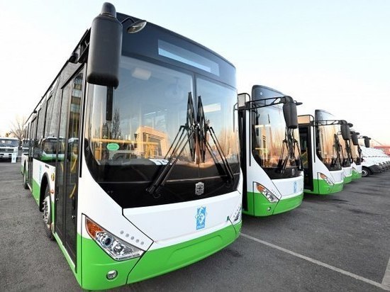  Президент передал городу Джалал-Абад новые автобусы и автомобили