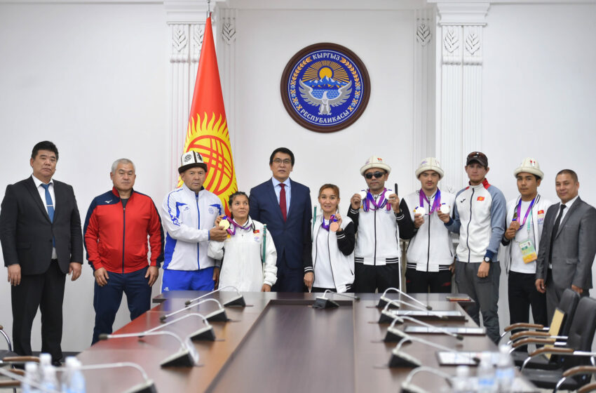  В Администрации Президента КР наградили кыргызстанских спортсменов, одержавших победу на Азиатских пара играх 2023