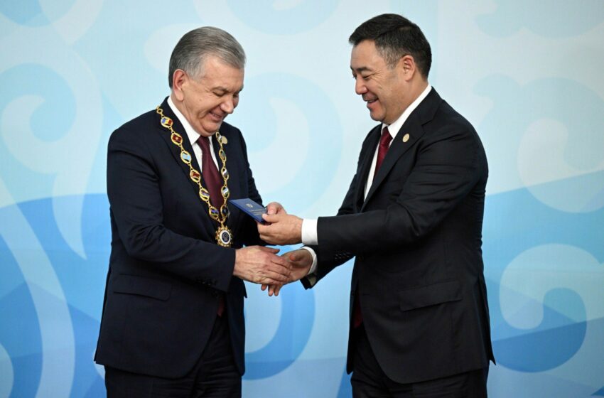  Садыр Жапаров наградил Почетным знаком СНГ Президента Узбекистана Шавката Мирзиёева