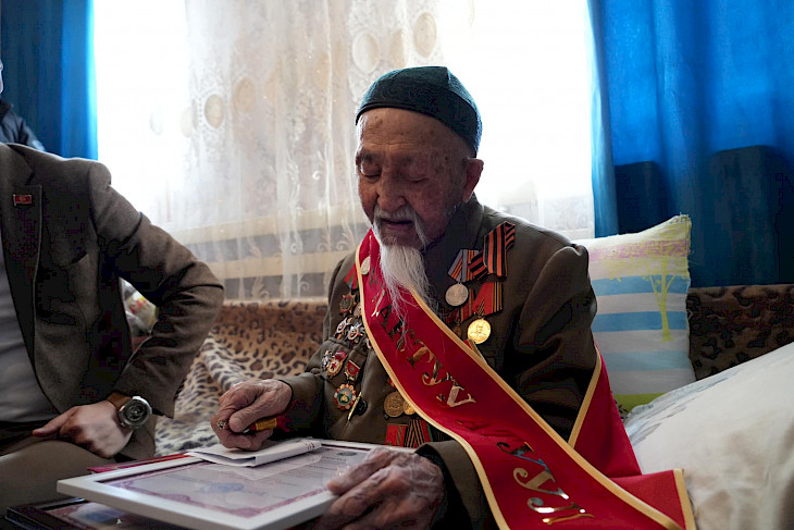  В Кара-Балте 100-летнему ветерану ВОВ подарили новую квартиру