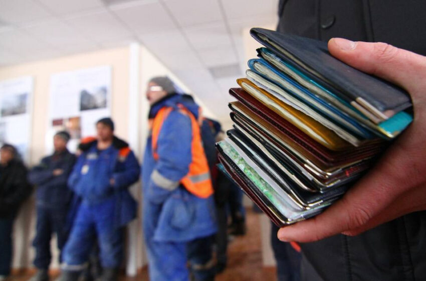  Более 100 кыргызстанцам в России помогли вернуть паспорта, изъятые работодателем