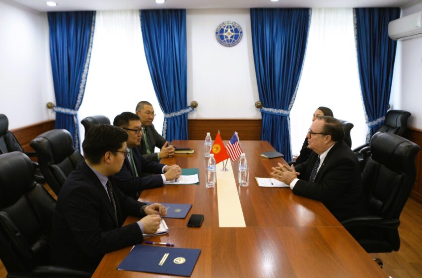  Замглавы МИД Кыргызстана обсудил с послом США вопросы сотрудничества