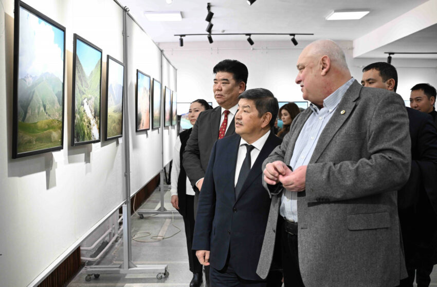  Акылбек Жапаров посетил фотовыставку «Между небом и озером Иссык-Куль: 100 взглядов на Кыргызстан»