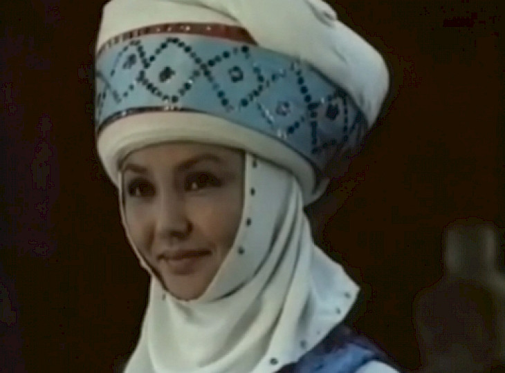  Актриса Таттыбүбү Турсунбаеванын сахнадагы кийимдери Тарых музейине берилди