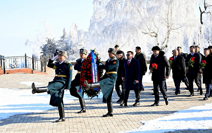  Председатель парламента Монголии возложил цветы в комплексе «Ата-Бейит»