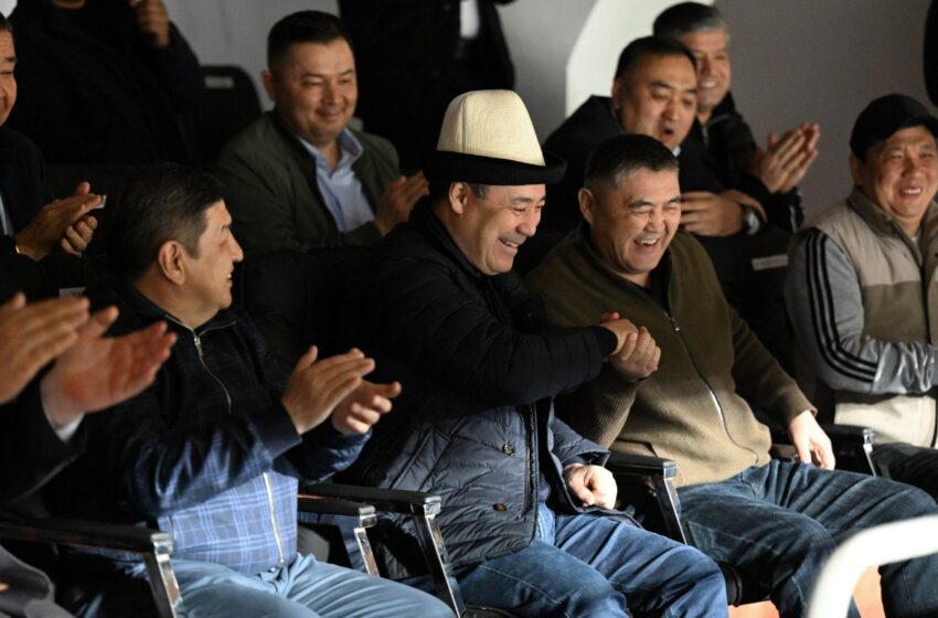  Садыр Жапаров футбол боюнча Кыргызстандын курама командасын Кытайдын Тайбэй курамасы менен беттешүүдө колдоп барды